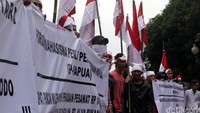 Sejumlah demonstran membawa beberapa spanduk dan bendera merah putih.