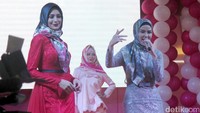 Wanita kelahiran Surakarta itu menyiapkan empat baju muslim yang diperagakan.