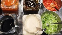 Saus shabu-shabu bisa diracik sendiri di area buffer. Ada pilihan saus dasar bercita rasa manis, asam, kacang, dan pedas khas Thailand. Makin enak diberi pelengkap cacahan bawang putih, cabai rawit, dan daun bawang.