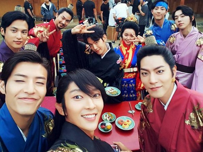Daebak! Lee Jun Ki Rayakan 1 Juta Pengikut Instagram di Lokasi Syuting