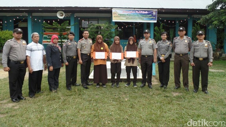 Polsek Rengat Barat di Riau Beri Beasiswa Keluarga Tak Mampu Polsek Rengat Barat di Riau Beri Beasiswa Keluarga Tak Mampu