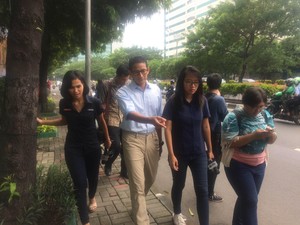 Jalan Kaki di Kuningan, Sandiaga Uno Kritik Trotoar Rusak yang Membahayakan