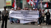 Forum Mahasiswa Peduli Pembangunan Papua melakukan demo di depan Gedung Kejaksaan Agung, Jakarta Selatan, Kamis (6/10/2016).