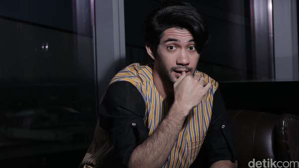 Gaya Reza Rahadian saat Pemotretan Celeb of The Month Gaya Reza Rahadian saat Pemotretan Celeb of The Month