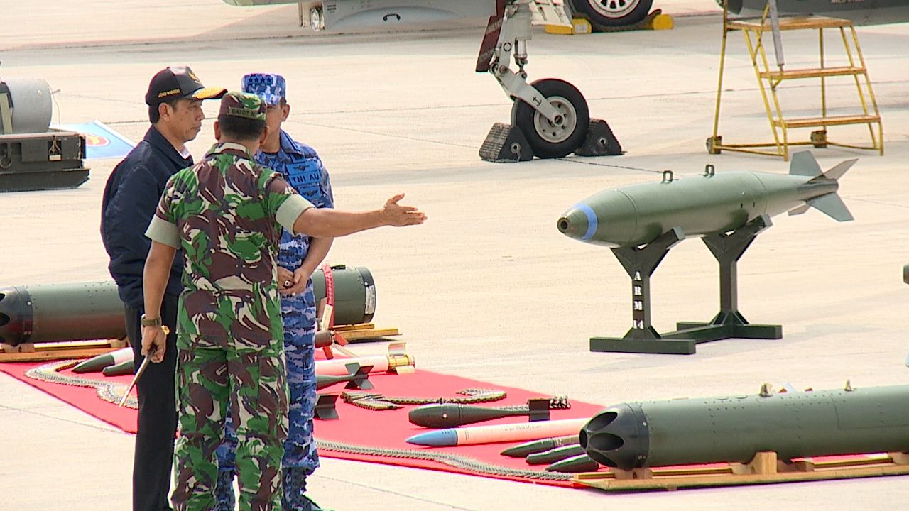 Jokowi tinjau alutsista TNI AU (Adil Pradipta/detikcom)