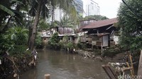Sedikitnya 505 bangunan yang berada disepanjang bibir kali Krukut akan dibongkar yang pendiriannya sudah jelas melanggar aturan trase di 11 kelurahan daerah aliran sungai tersebut.