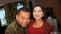 Anang tampak sumringah sambil berpose memegangi perut hamil Ashanty. Pool/Gus Mun/detikFoto.