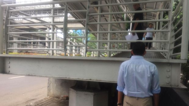 Sandiaga Uno mengamati jembatan penyeberangan di Jl HR Rasuna Said, Jaksel, Kamis (6/10/2016). Foto: Bisma Alief-detikcom