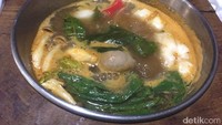 Kaldu tom yum cocok bagi pencinta pedas asam. Dipadukan dengan daging, bakso, crab stick, sawi, dan jamur, rasanya nikmat!