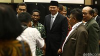 Ahok foto bersama usai menyampaikan tanggapan.