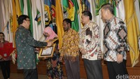 Rapat Koordinasi Nasional Forum Kerukunan Umat Beragama (FKUB), diharapkan dapat mengatasi berbagai persoalan kerukunan umat beragama dalam rangka menjaga harmoni kebangsaan dalam bingkai NKRI.