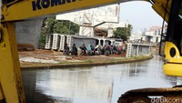 Puluhan pengendara motor pun mengambil jalur alternatif dengan melewati pinggir Kalimalang, Jakarta Timur, Kamis (06/10/2016).