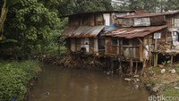 Beginilah suasana kali krukut yang bersebelahan dengan bangunan mewah Kemang Village.