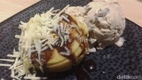 Dorayaki bisa jadi sajian penutup enak. Dua lembar pancake khas Jepang ini kami racik dengan keju, saus cokelat, dan es krim ogura. Dingin manis!
