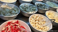 Pelengkap shabu-shabu ditempatkan dalam mangkuk besar. Ada fillet daging ayam, ikan gindara, kerang, tofu, bakso daging sapi, udon, chikuwa, dan bakso ikan khas Jepang lainnya. Tak ketinggalan ragam sayuran segar.