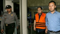 Yan meninggalkan gedung KPK dengan memakai rompi tahanan.