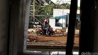 Pembangunan Jalan Tol Becakayu mulai dari Cipinang, Jakarta Timur, hingga Jatibening, Kota Bekasi, yang memakan sebagian bahu jalan kerap memicu kemacetan akut di Jalan Raya Kalimalang karena beberapa jalur menyempit.