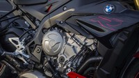 Pembaruan mesin motor ini membuat tenaga maksimalnya naik 5 daya kuda.