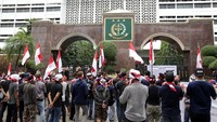Ini suasana di depan Gedung Kejaksaan Agung saat sekitar 100 orang massa melakukan demo.