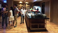 Shabu Hachi berlokasi di kawasan Ampera. Menawarkan shabu-shabu dalam pilihan all you can eat. Lengkap dengan isian lain yang diletakkan di buffet.