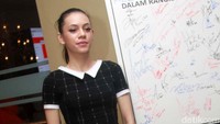 Ia tampak mengenakan blus berkerah dan celana panjang serta heels hitam. Pool/Gus Mun/detikFoto.