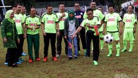 Ketua Umum PKB Muhaimin Iskandar melakukan tendangan kick off dengan disaksikan Ketua Fraksi PKB Ida Fauziah (kiri), Kamis (6/10/2016).