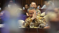 Rapat kerja tersebut dihadiri oleh Menteri Desa, Pembangunan Daerah Tertinggal dan Transmigrasi Eko Sandjojo (tengah) didampingi Sekjen Kemendes PDTT Anwar Sanusi dan Dirjen Pembangunan Kawasan Perdesaan Johozua Yoltuwu.