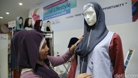Salah satu busana muslim yang dipamerkan di IHLEC. Berbagai desainer muslim ikut andil dalam even ini.