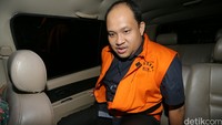 Yan meninggalkan gedung KPK usai menjalani pemeriksaan, Kamis (6/10/2016).