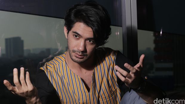 Reza Rahadian Banyak Habiskan Waktu Berorganisasi dan Debat Bahasa Inggris