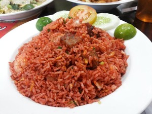 Merah Merona Nasi Goreng Khas Makassar yang Gurih Manis