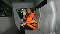 Andi melambaikan tangan dari dalam mobil tahanan usai menjalani pemeriksaan di KPK.