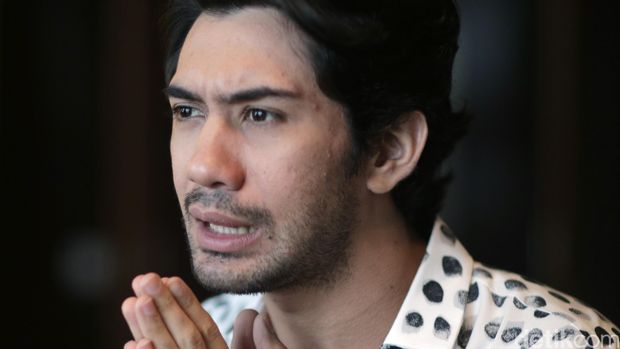 Melacak Jejak Perjalanan Karier Reza Rahadian