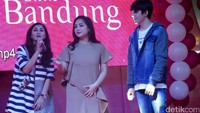 Justru Nisya yang menjawab dan mengatakan bahwa sang kakak sedang ada syuting hingga tak bisa datang.