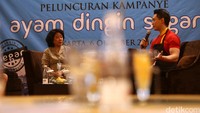Chef Edwin Lau (kanan) juga hadir dalam peluncuran kampanye ayam dingin segar.