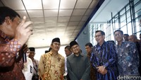 BJ Habibie didampingi Jimly Asshiddiqie dan Asmawi Syam mendapat penjelasan soal BRI Digital.