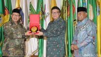 Menteri Agama Lukman Hakim Saifudin juga menjelaskan bahwa masalah kerukunan umat beragama merupakan tantangan negara ke depannya.