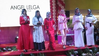 Angel Lelga Pamerkan Busana Muslim Rancangannya di Malaysia
