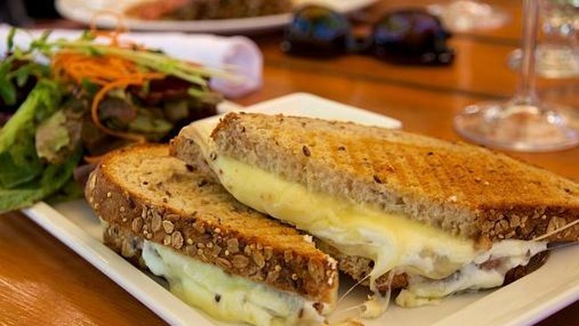 Nyam! Ada Sandwich Renyah dengan Lelehan Keju di Tempat Ini