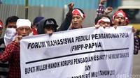 Para demonstran juga minta Jaksa Agung Muda Tindak Pidana Khusus (JAM PIDSUS) untuk memeriksa Bupati Puncak Papua, Willem Wandik.