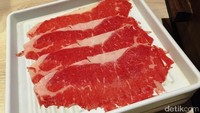 US Premium Beef jadi primadona isian shabu-shabu yang kami pesan. Lembaran daging tipis ini begitu juicy. Pengunjung boleh nambah dengan memintanya pada pelayan.