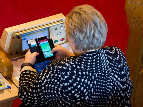 PM Norwegia Erna Solberg kepergok main Pokemon Go saat rapat.