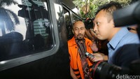 Andi berjalan memasuki mobil tahanan KPK.
