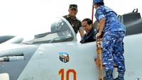 Presiden Jokowi menaiki pesawat untuk memeriksa kecanggihan kokpit Sukhoi SU-30. Ist/Puspen TNI.