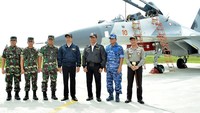 (Ki-ka) KSAL Laksamana TNI Ade Supandi, KSAD Jenderal Mulyono, Panglima TNI Jenderal Gatot Nurmantyo, Presiden Jokowi, Menko Polhukam Wiranto, KSAU Marsekal Agus Supriyatna, dan Kapolri Jenderal Tito Karnavian foto bersama di depan pesawat Sukhoi. Ist/Puspen TNI.