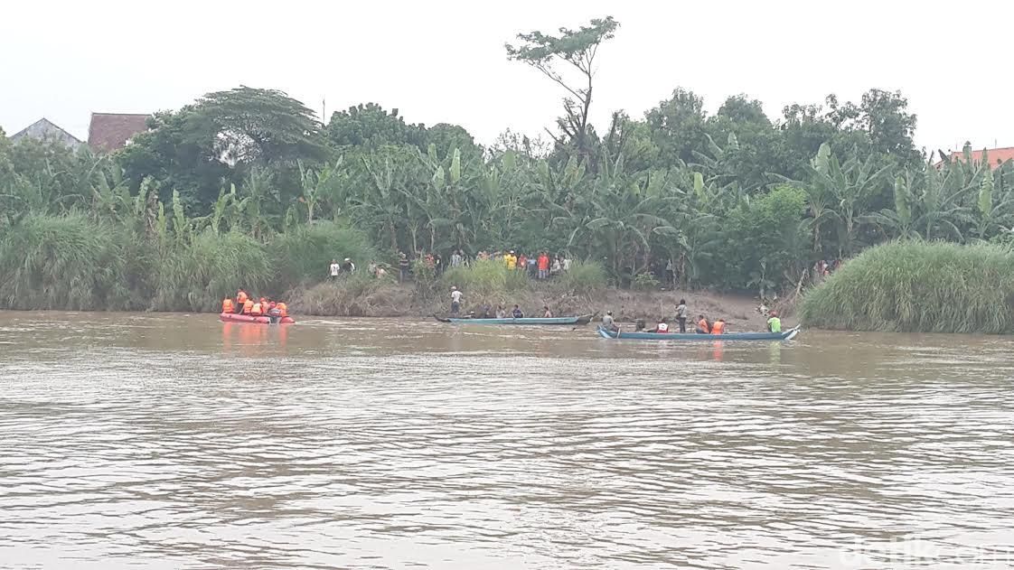 Tim SAR lakukan pencarian santri tenggelam di Bengawan Solo