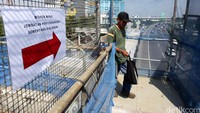 Untuk memudahkan penyeberang diberi tanda petunjuk.