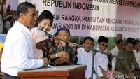 Menteri Pertanian Amran Sulaiman berdialog kepada dua orang wakil petani warga Desa Ambal Kliwonan. Keduanya diberikan bantuan berupa traktor untuk meningkatkan produktifitas tanaman pangan.