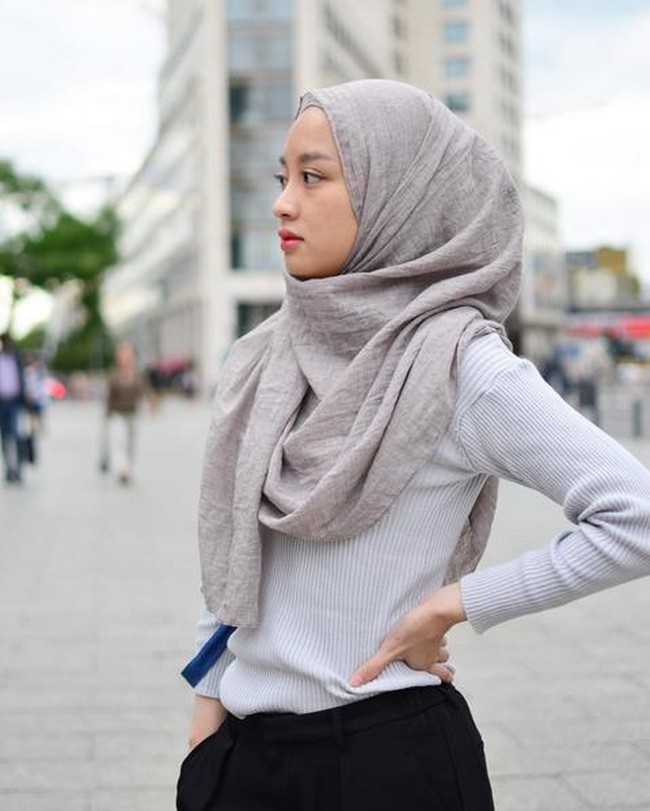 Bedanya, tren hijab di Indonesia berputar dengan cepat. Kini, hijab segi empat lebih dicari daripada pashmina. Namun ada beberapa yang online shop yang menjual hijab pashmina polos, yaitu Femme Outfit. Ia menjual pashmina berbahan katun dan voile dengan harga sekitar Rp 65 ribu. Foto: Instagram/Gitasav