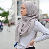 Bedanya, tren hijab di Indonesia berputar dengan cepat. Kini, hijab segi empat lebih dicari daripada pashmina. Namun ada beberapa yang online shop yang menjual hijab pashmina polos, yaitu Femme Outfit. Ia menjual pashmina berbahan katun dan voile dengan harga sekitar Rp 65 ribu. Foto: Instagram/Gitasav